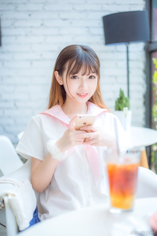 在这城市里，我相信一定会有那麽一个人，想着同样的事情，怀着相似的频率，在某站寂寞的出口，安排好了与我相遇。